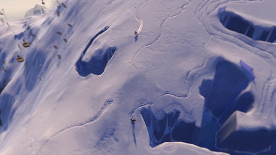 Een skiër die een besneeuwde berg afdaalt met diepe sporen en kloven.