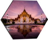 Dibond Hexagon - Boeddhistische Wat Benchamabophit Tempel met Gouden Details in Bangkok, Thailand - 30x26.1 cm Foto op Hexagon (Met Ophangsysteem)