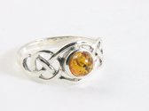 Opengewerkte zilveren ring met amber - maat 18