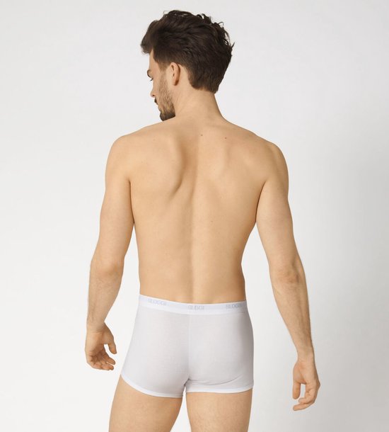 Man draagt witte Sloggi boxer, achterkant.