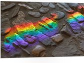 PVC Schuimplaat - Regenboog Lichtstralen op Stenen - 105x70 cm Foto op PVC Schuimplaat (Met Ophangsysteem)