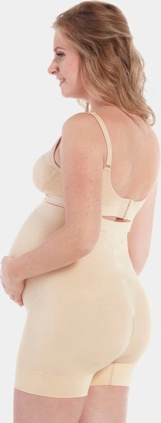 Nude shapewear short voor zwangere buik, gedragen door vrouw opzij.