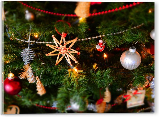 Acrylglas - Verschillende Ornamenten en Kerstballen in Kerstboom - 40x30 cm Foto op Acrylglas (Met Ophangsysteem)