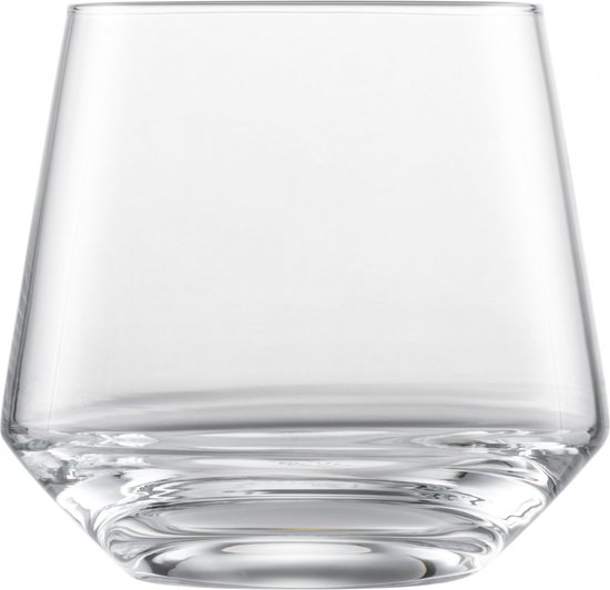 Verre à whisky en cristal de forme large et effilée avec un fond épais.