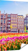 Gards Tuinposter Amsterdamse Huisjes met Tulpen - Kleur - 80x120 cm - Tuindoek - Tuindecoratie - Wanddecoratie buiten - Tuinschilderij
