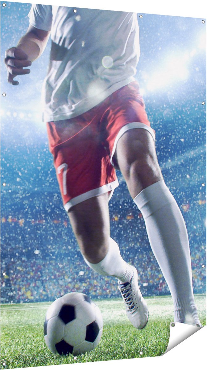 Gards Tuinposter Voetbal Speler met de Bal in een Druk Stadion - 120x180 cm - Tuindoek - Tuindecoratie - Wanddecoratie buiten - Tuinschilderij Multikleur