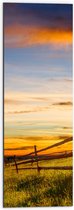 Dibond - Houten Hekken in het Landschap in de Bergen tijdens Felle Zonsondergang - 30x90 cm Foto op Aluminium (Met Ophangsysteem)