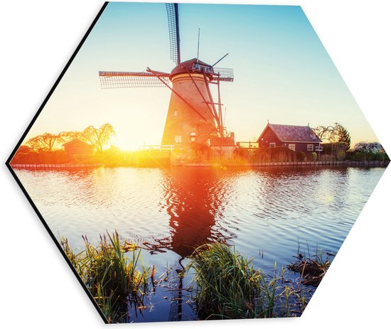 WallClassics - Dibond Hexagon - Zonlicht langs Hollandse Molen aan het Water - 30x26.1 cm Foto op Hexagon (Met Ophangsysteem)