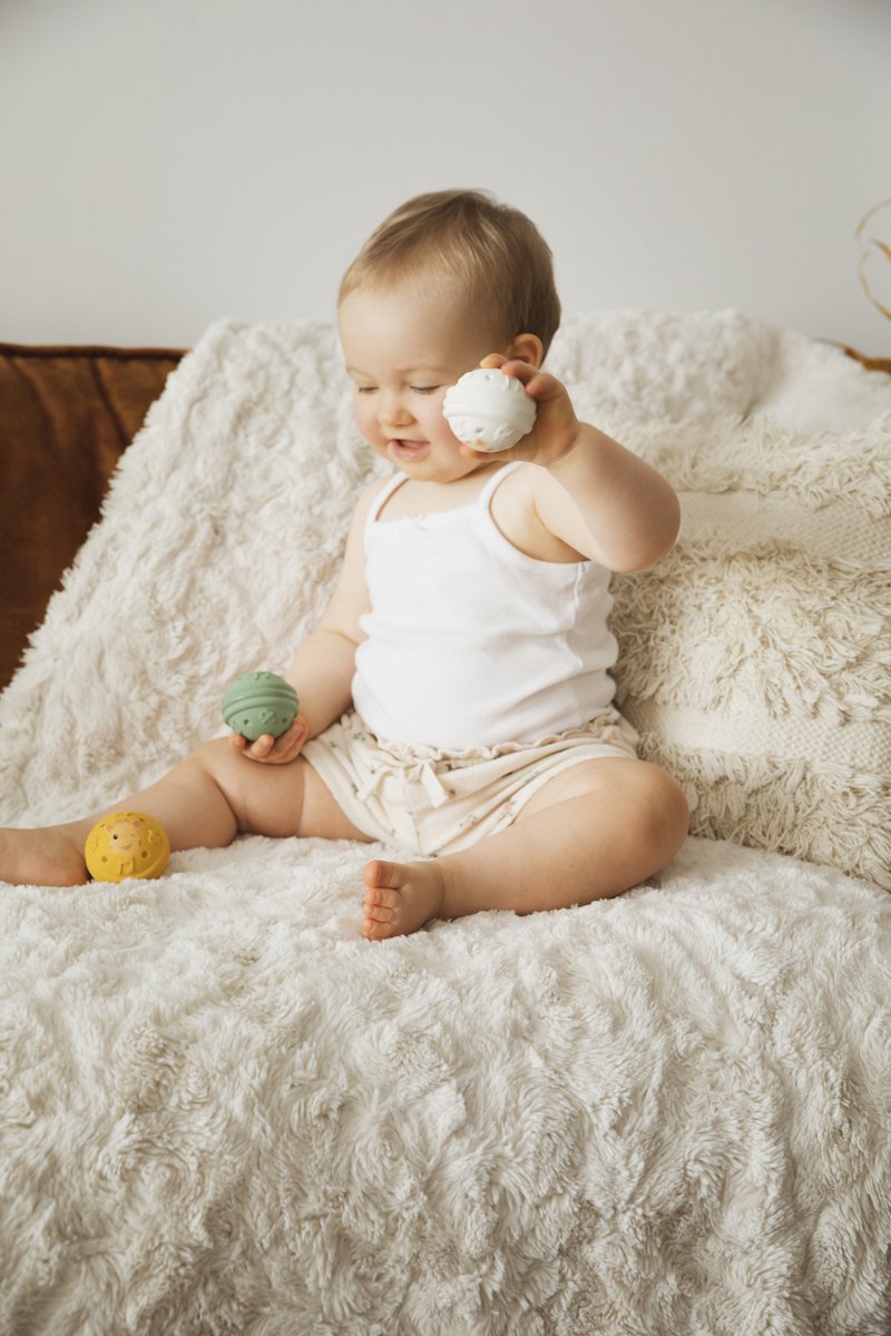 Sophie de giraf Muzikale Speelballen - 5-Senses Collectie - Speelgoedbal - Babyspeelgoed - 100% Natuurlijk rubber - OK-Biobased - Vanaf 3 maanden - Geel/Wit/Groen - 3 Stuks — afbeelding 7