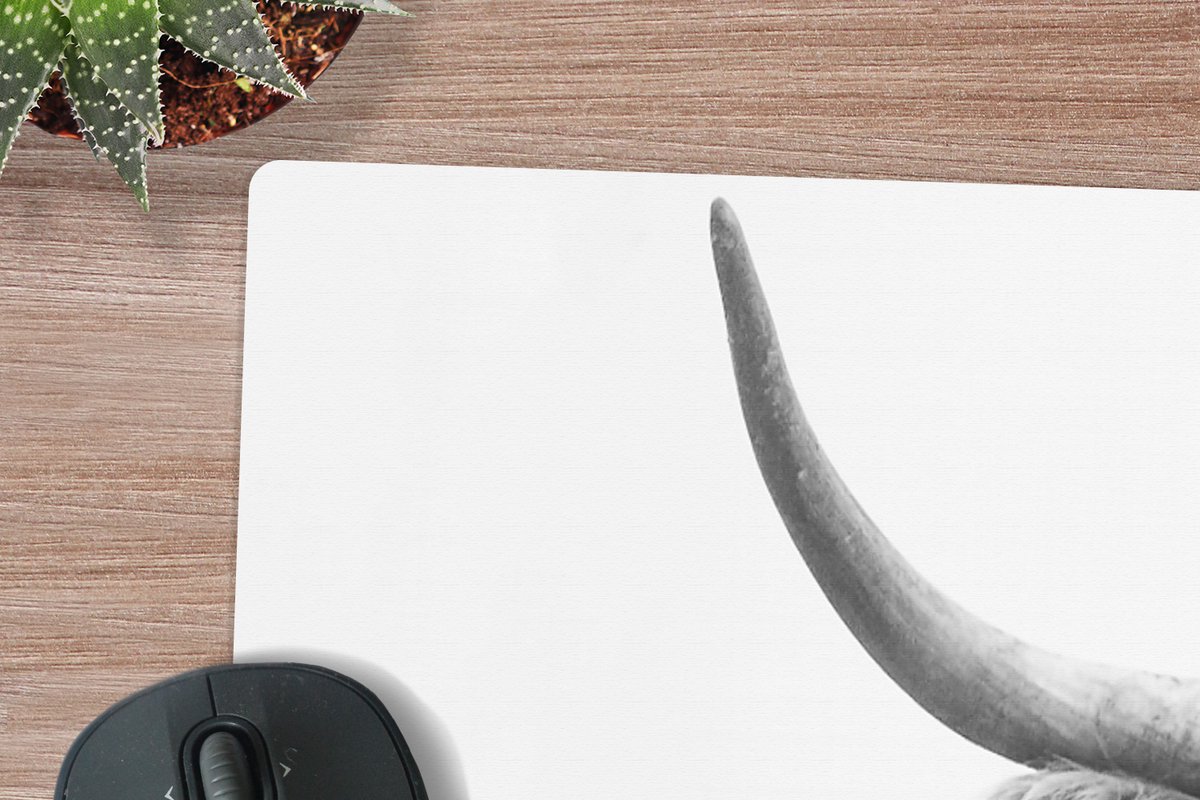 Muismat XXL 120x80 cm - Bureau onderlegger - Bureau mat Schotse hooglander - Dieren - Hoorns - Zwart wit - Bureaumat - Gaming mousepad xl - Bureaulegger groot - Computer deskmat