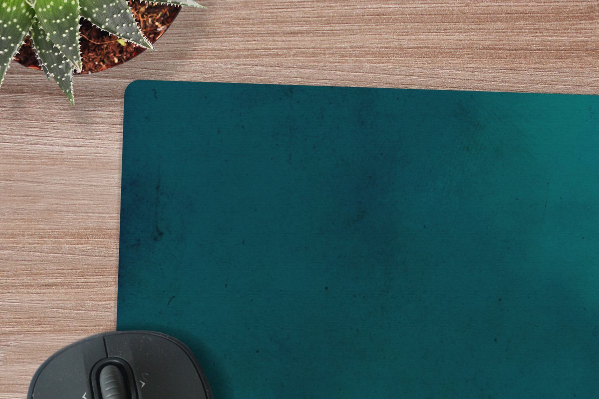 Muismat XXL 90x60 cm - Bureau onderlegger - Bureau mat Vrouw - Portret - Water - Bloemen - Lelie - Bureaumat - Gaming mousepad xl - Bureaulegger groot - Computer deskmat