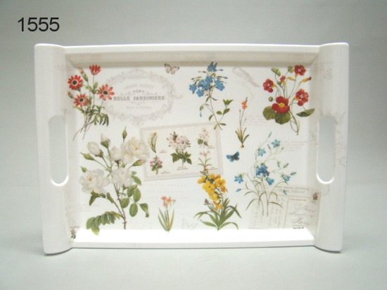 Wit dienblad met illustraties van rode, witte en blauwe bloemen, vlinders en tekst. "BELLE JARDINIERE".