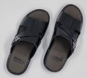 Paar zwarte slippers met gespen, 'Walking Shoes' op de binnenzool en wit stiksel.
