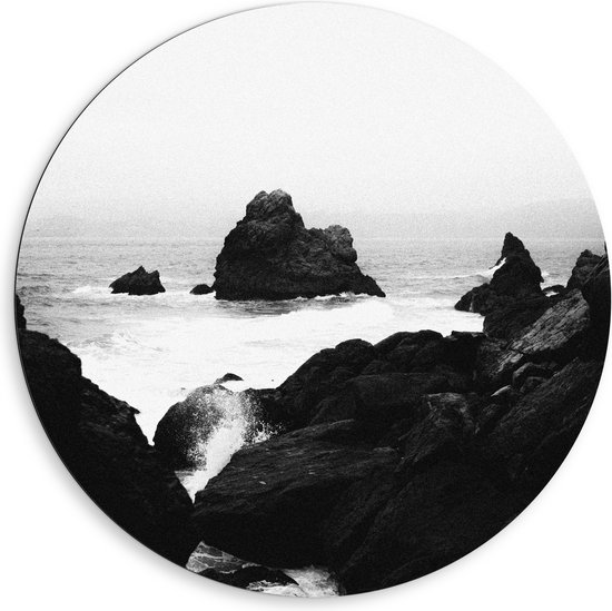 WallClassics - Dibond Muurcirkel - Golven tegen hoge Rotsen in het Water (Zwart- wit) - 80x80 cm Foto op Aluminium Muurcirkel (met ophangsysteem)