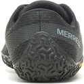 Achterkant van een zwarte Merrell sportschoen met gestructureerde hiel en Merrell logo.