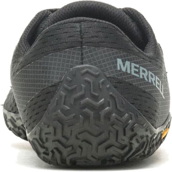 Achterkant van een zwarte Merrell sportschoen met gestructureerde hiel en Merrell logo.