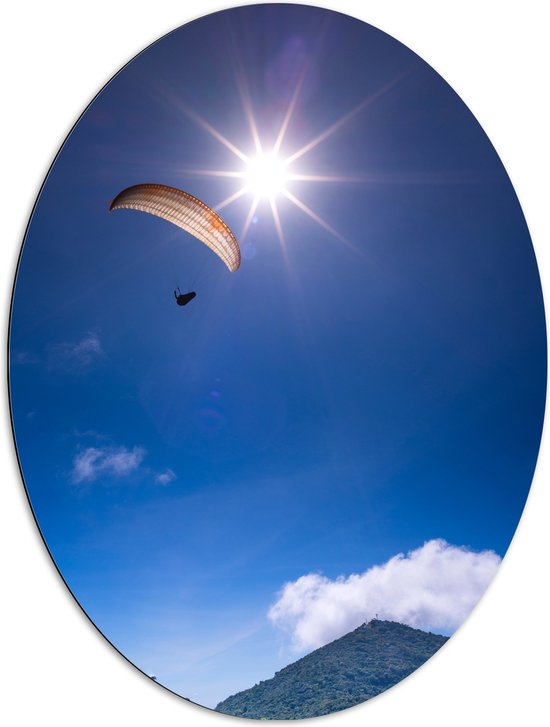 Dibond Ovaal - Paraglider in de Lucht boven Berg bij Kleine Wolk - 72x96 cm Foto op Ovaal (Met Ophangsysteem)