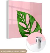 MuchoWow® Glasschilderij 90x90 cm - Schilderij acrylglas - Botanisch blad met felle kleur als achtergrond - Foto op glas - Schilderijen