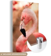 MuchoWow® Glasschilderij 80x120 cm - Schilderij acrylglas - Portret van een roze flamingo - Foto op glas - Schilderijen