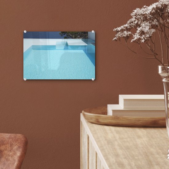 ® Glasschilderij 30x20 cm - Schilderij acrylglas - Oneindig zwembad met traptreden - Foto op glas - Muurdecoratie woonkamer - Wanddecoratie slaapkamer - Schilderijen