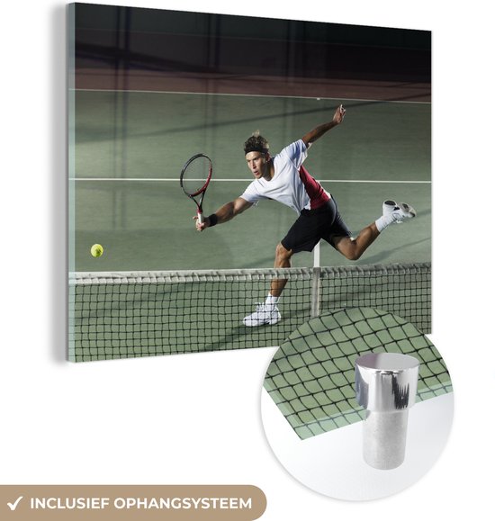 MuchoWow® Glasschilderij 40x30 cm - Schilderij acrylglas - Mannelijke tennis speler slaat de bal terug - Foto op glas - Schilderijen