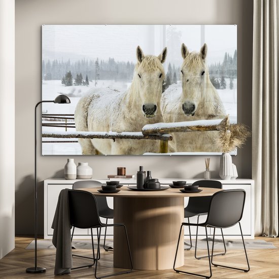 MuchoWow® Glasschilderij 150x100 cm - Schilderij acrylglas - Paarden - Sneeuw - Hek - Foto op glas - Schilderijen
