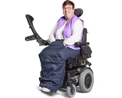 MyBlanket Winter L/XL, compact en warm met fleece, wind- en waterdicht rolstoeldeken, snel geplaatst zonder op te staan uit de rolstoel, voor manuele én elektrische rolstoel; 38 x 24 x 8 cm ; 0,6 kg, wasbaar op 30°C - Night Blue met Paarse rits