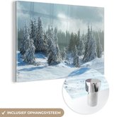 MuchoWow® Glasschilderij 120x80 cm - Schilderij glas - Bos - Sneeuw - Winter - Foto op acrylglas - Schilderijen