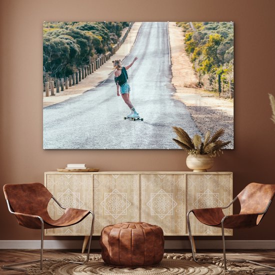 ® Glasschilderij 180x120 cm - Schilderij acrylglas - Skateboardende vrouw - Foto op glas - Muurdecoratie woonkamer - Wanddecoratie slaapkamer - Schilderijen