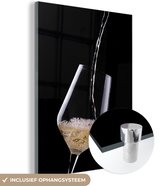 MuchoWow® Glasschilderij 60x80 cm - Schilderij acrylglas - Wijn wordt ingeschonken - Foto op glas - Schilderijen
