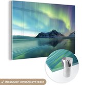 MuchoWow® Glasschilderij 120x80 cm - Schilderij acrylglas - Noorderlicht boven rotsen - Foto op glas - Schilderijen