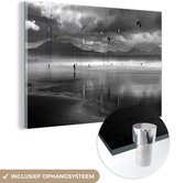 MuchoWow® Glasschilderij 30x20 cm - Schilderij acrylglas - Kite Surf meer - zwart wit - Foto op glas - Schilderijen