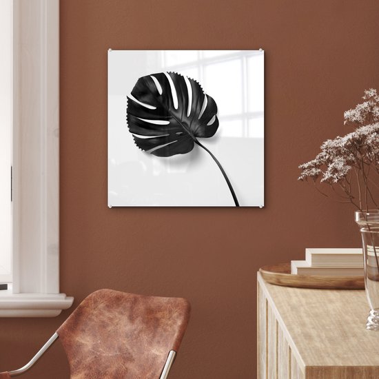 MuchoWow® Glasschilderij 50x50 cm - Schilderij acrylglas - Bijzonder geverfd monstera blad - zwart wit - Foto op glas - Schilderijen