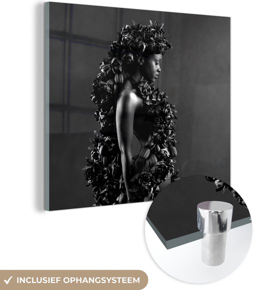 MuchoWow® Glasschilderij 50x50 cm - Schilderij acrylglas - Bijzondere vrouw met zwarte bloemen - zwart wit - Foto op glas - Schilderijen