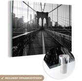 MuchoWow® Glasschilderij 150x100 cm - Schilderij acrylglas - Brooklyn Bridge in New York tijdens zonsondergang - zwart wit - Foto op glas - Schilderijen