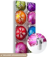 MuchoWow® Glasschilderij 60x120 cm - Schilderij acrylglas - Een doos met kerst ornamenten - Foto op glas - Schilderijen