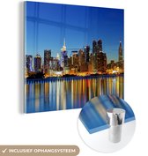 MuchoWow® Glasschilderij 20x20 cm - Schilderij acrylglas - Skyline is 's nachts New York - Foto op glas - Schilderijen