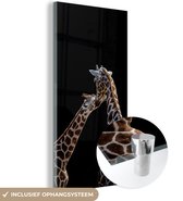 MuchoWow® Glasschilderij 60x120 cm - Schilderij acrylglas - Moeder en baby giraffe voor zwarte achtergrond - Foto op glas - Schilderijen