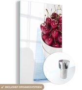 Gros plan d'un bol rempli de cerises sur fond bleu Plexiglas 20x30 cm - petit - Tirage photo sur verre (décoration murale plexiglas)
