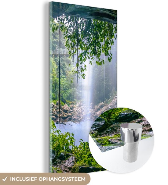 Een glazen schilderij van een jungle met een waterval en inclusief ophangsysteem.