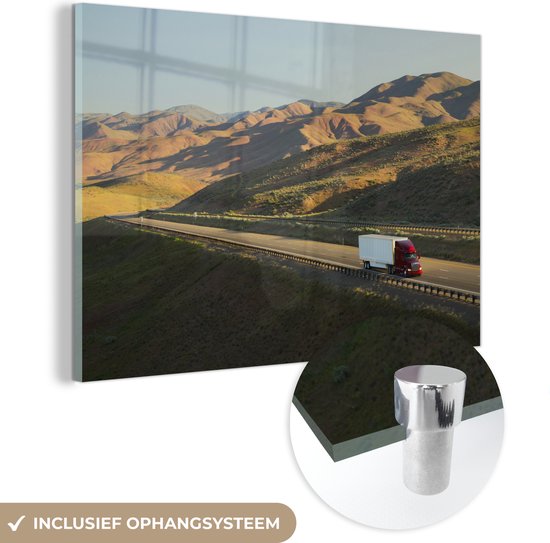 MuchoWow® Glasschilderij 60x40 cm - Schilderij acrylglas - Wit met rood gekleurde vrachtwagen rijdend in een heuvelachtig gebied - Foto op glas - Schilderijen