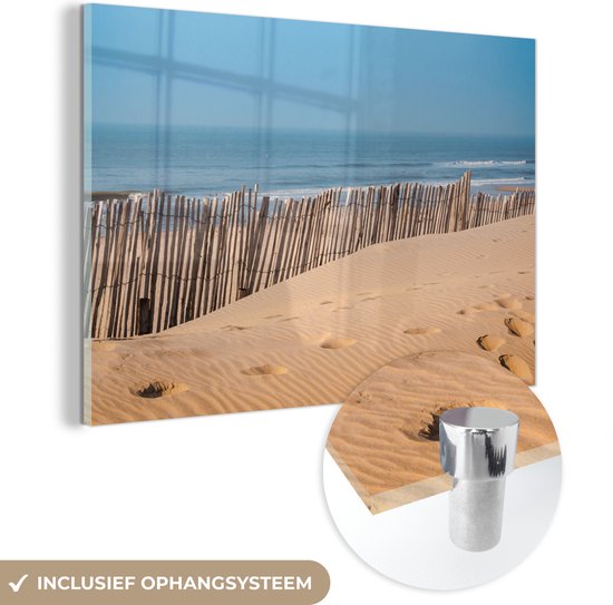 MuchoWow® Glasschilderij 120x80 cm - Schilderij acrylglas - Strand - Zee - Palen - Foto op glas - Schilderijen