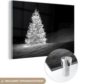 MuchoWow® Glasschilderij 180x120 cm - Schilderij acrylglas - Een verlichtte kerstboom tijdens de nacht - zwart wit - Foto op glas - Schilderijen