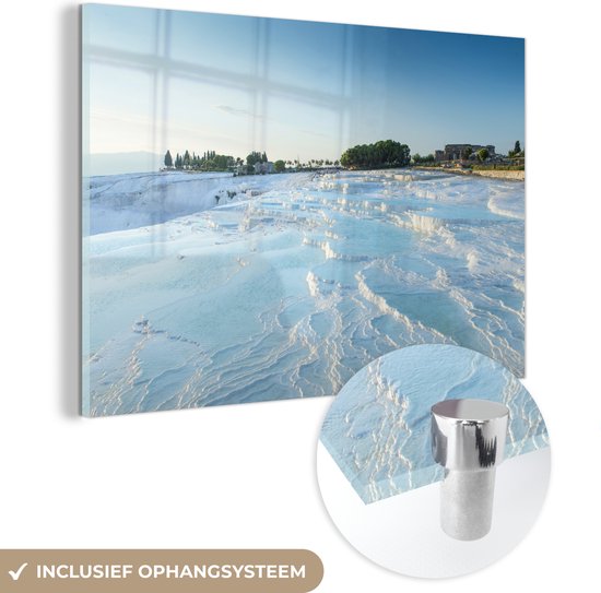 MuchoWow® Glasschilderij 90x60 cm - Schilderij acrylglas - Helder blauwe lucht boven Pamukkale in Turkije - Foto op glas - Schilderijen