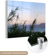 MuchoWow® Glasschilderij 160x120 cm - Schilderij acrylglas - Gras - Water - Berg - Foto op glas - Schilderijen