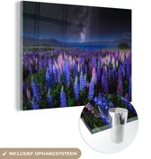 MuchoWow® Glasschilderij 80x60 cm - Schilderij acrylglas - Bloemen - Nacht - Lupine - Sterrenhemel - Paars - Natuur - Foto op glas - Muurdecoratie woonkamer - Wanddecoratie slaapkamer - Schilderijen