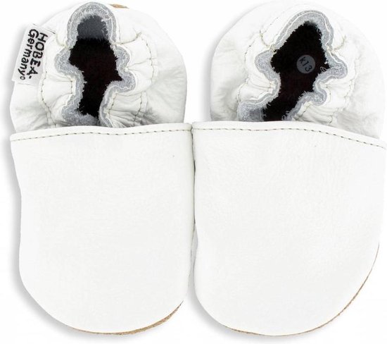 Witte babyslofjes van leer met de tekst 'Hobea Germany' op het label.