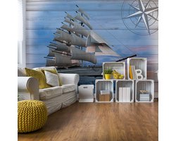 Fotobehang - Vlies Behang - Schip op Houten Planken - Boot in Zee - 416 x 290 cm