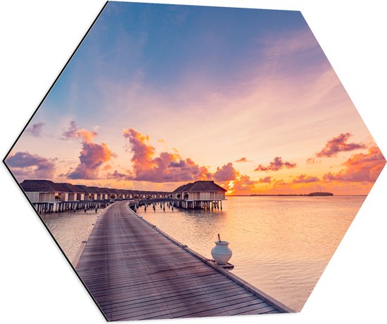 Dibond Hexagon - Vlonder naar Luxe Resorts op de Maledieven tijdens Avondzon - 80x69.6 cm Foto op Hexagon (Met Ophangsysteem)