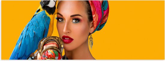 Poster Glanzend – Vrouw met Papegaai Gekleed in Kleurrijke Kleding en Make up - 90x30 cm Foto op Posterpapier met Glanzende Afwerking